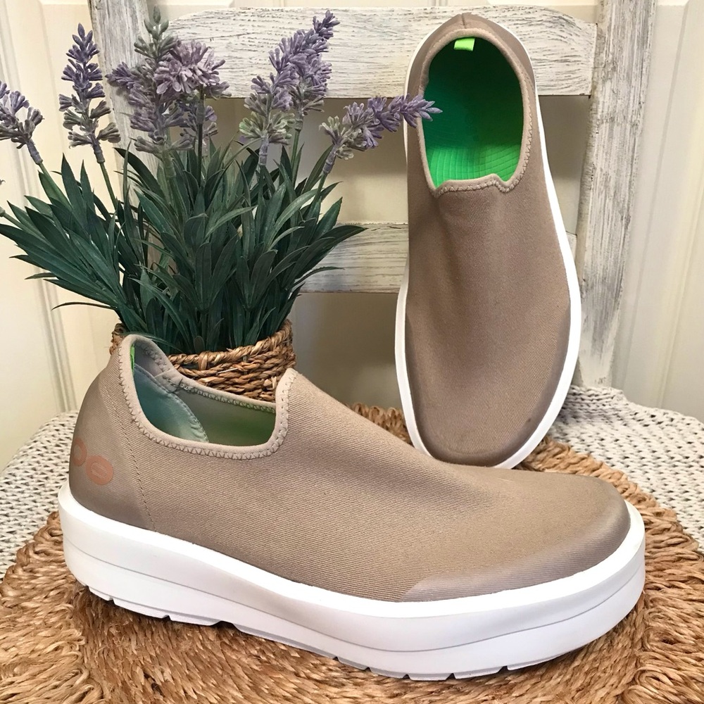 OOFOS OOmg eeZee Low Recovery Shoe Taupe Comfort Size 11